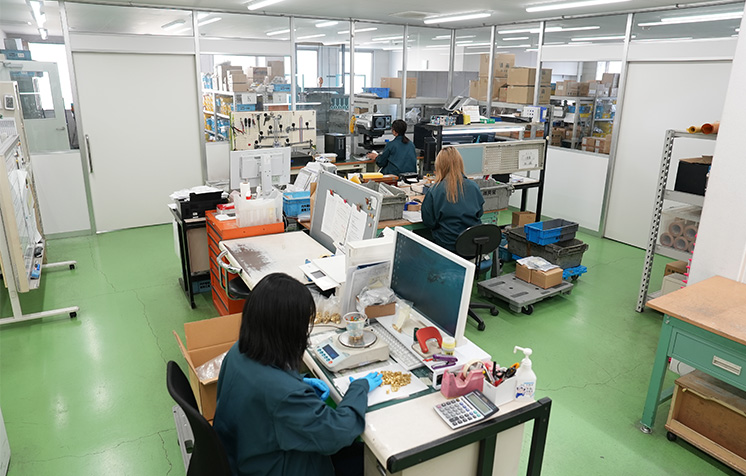 検査室で検査作業を行うスタッフ